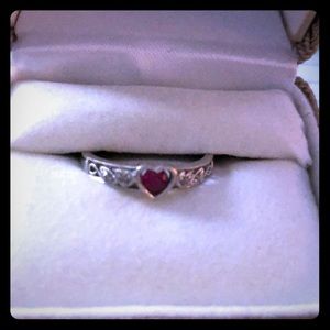 10 kt ruby ring.